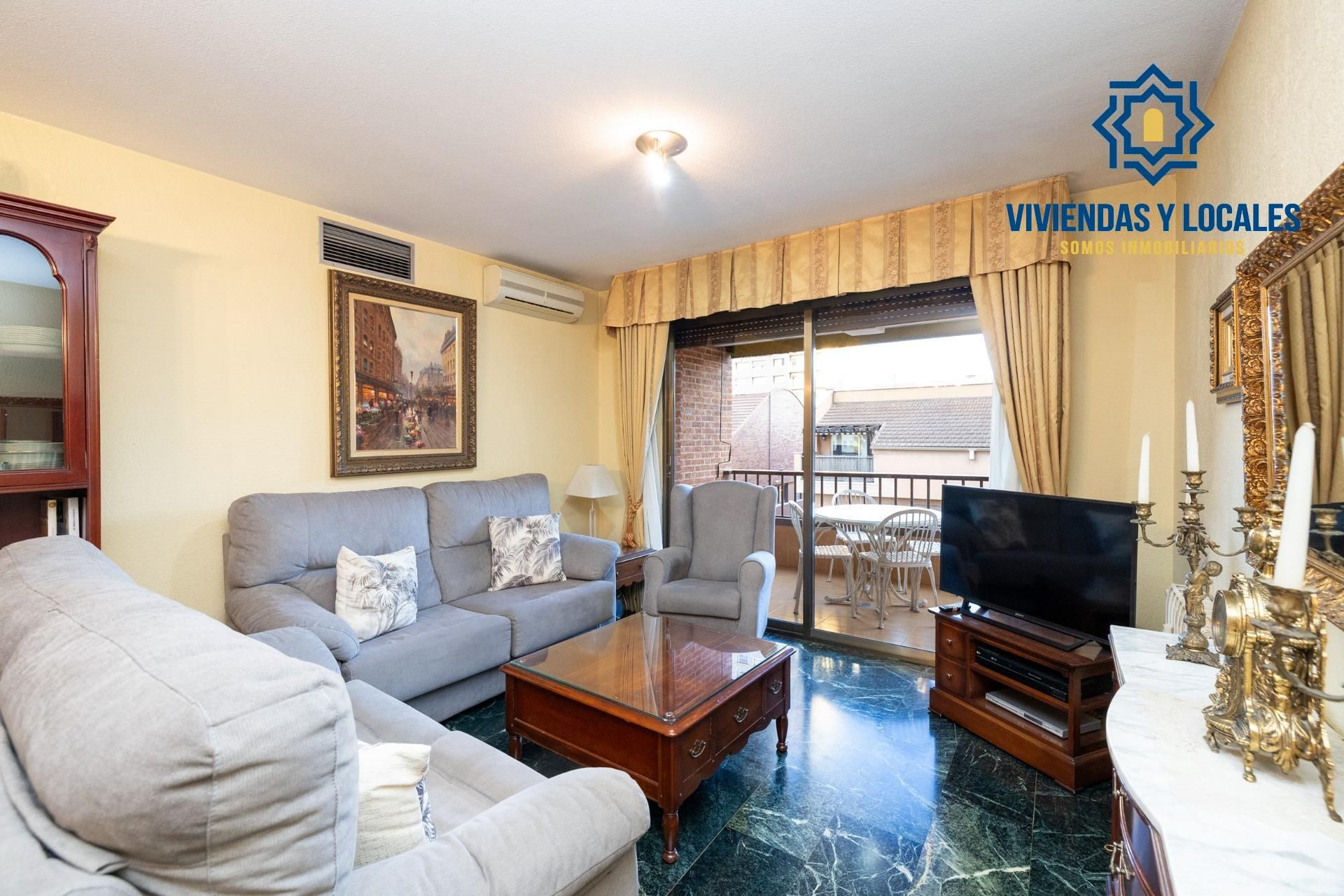 Living room of Flat for sale in  Granada Capital  with Air Conditioner, Heating and Parquet flooring