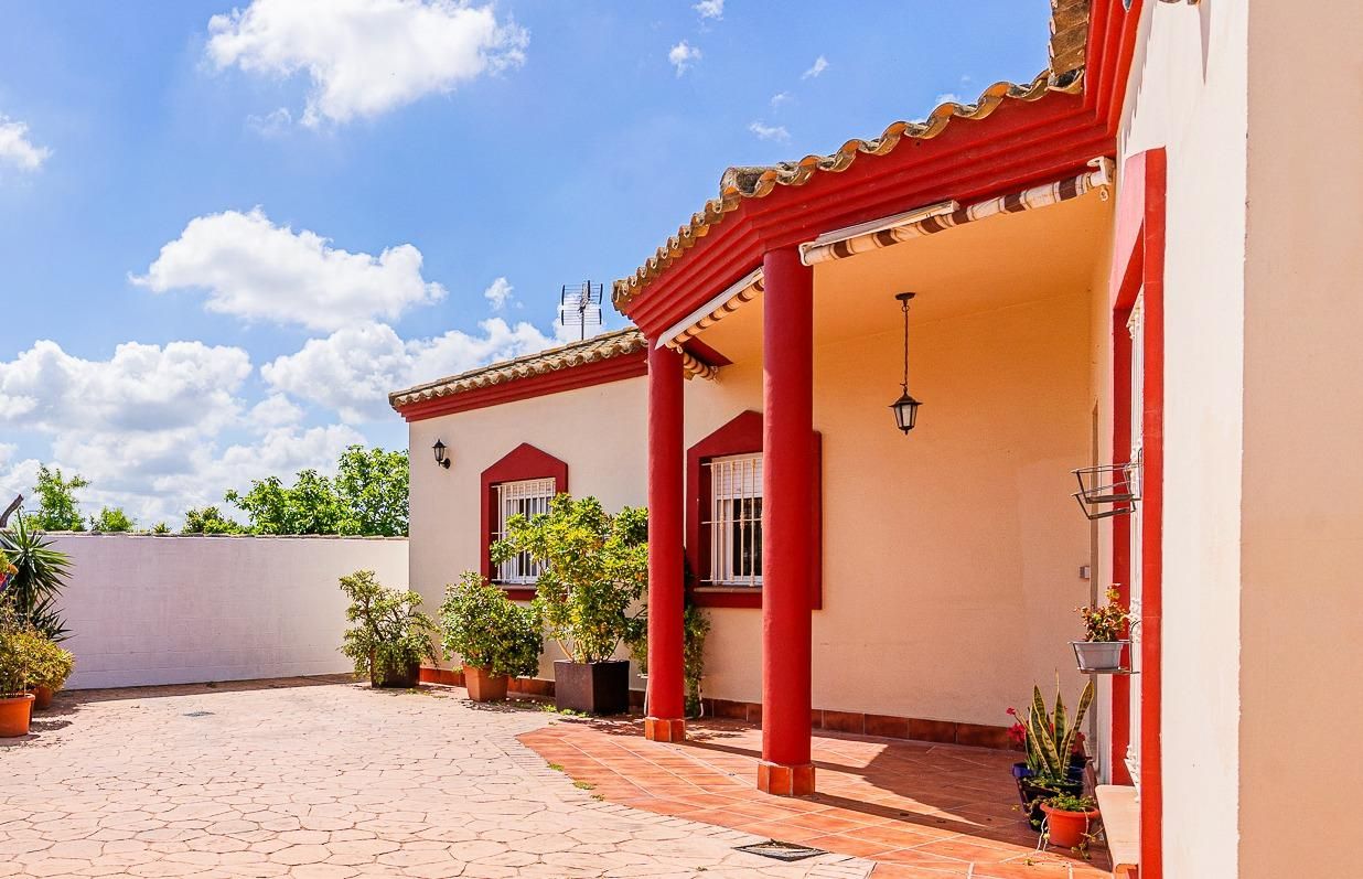 Vista exterior de Casa o xalet en venda en Chiclana de la Frontera amb Jardí privat i Terrassa