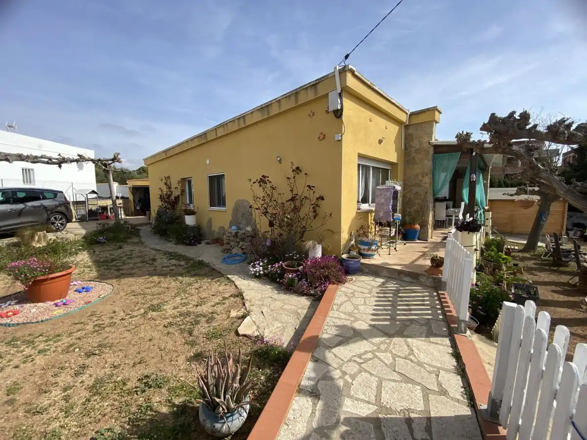Vista exterior de Casa o xalet en venda en Alcanar amb Aire condicionat, Calefacció i Jardí privat