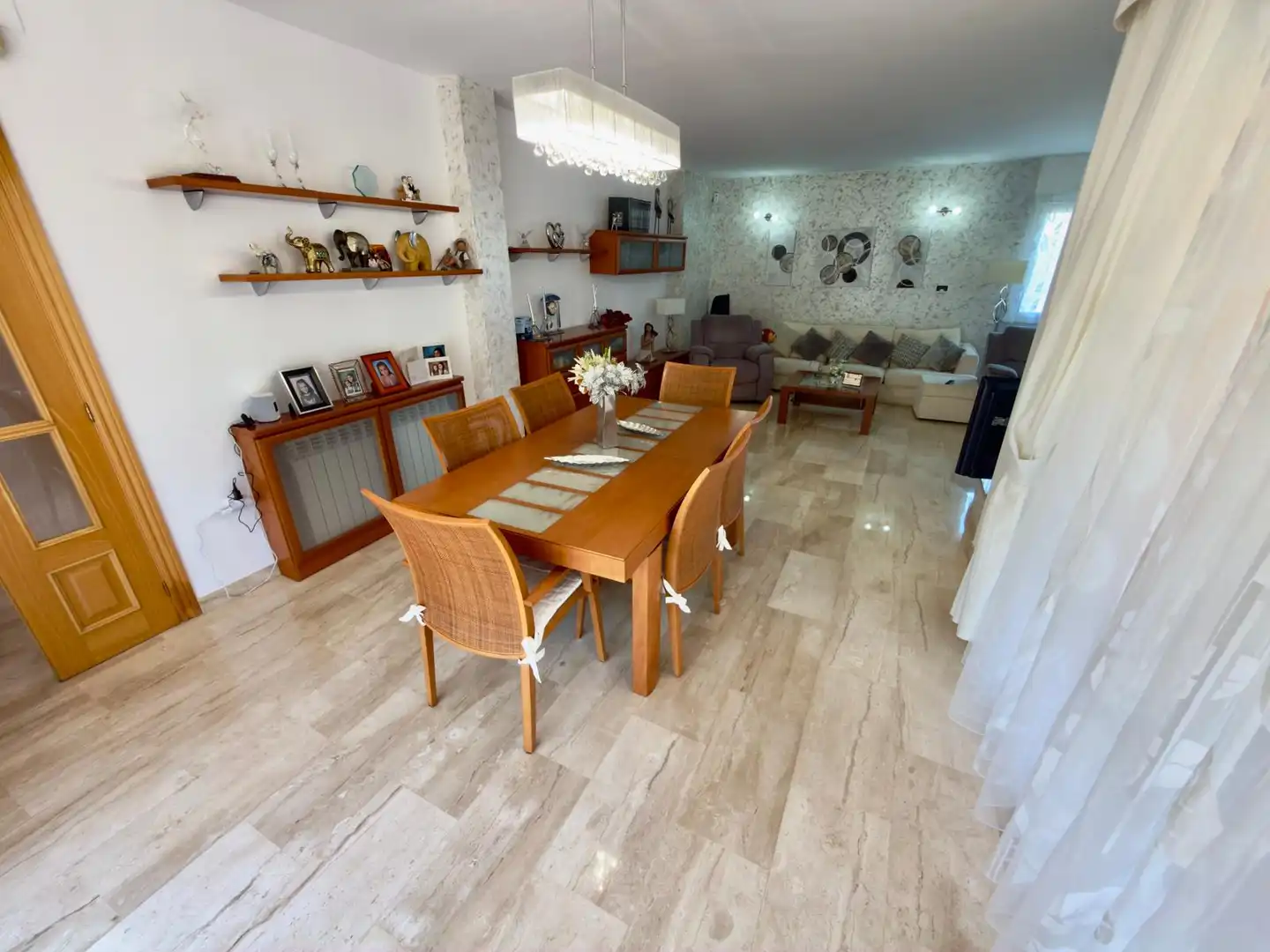 Menjador de Casa o xalet en venda en Sant Boi de Llobregat amb Calefacció, Jardí privat i Parquet