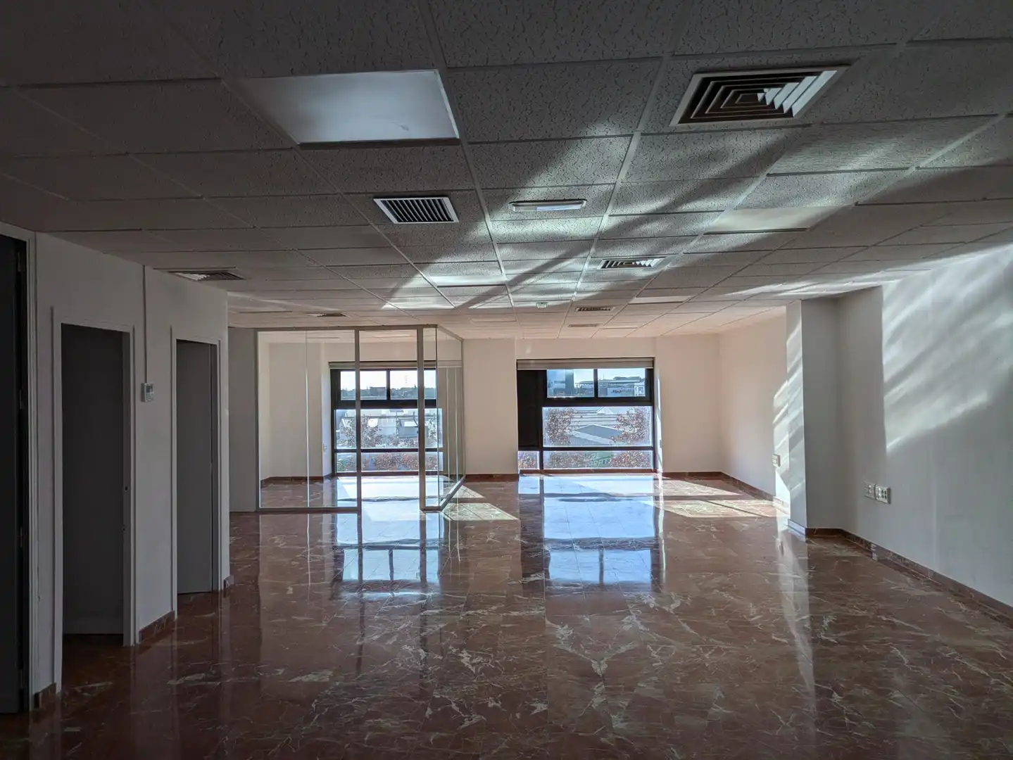 Büro zur Miete in Cornellà de Llobregat mit Klimaanlage, Heizung und Internet
