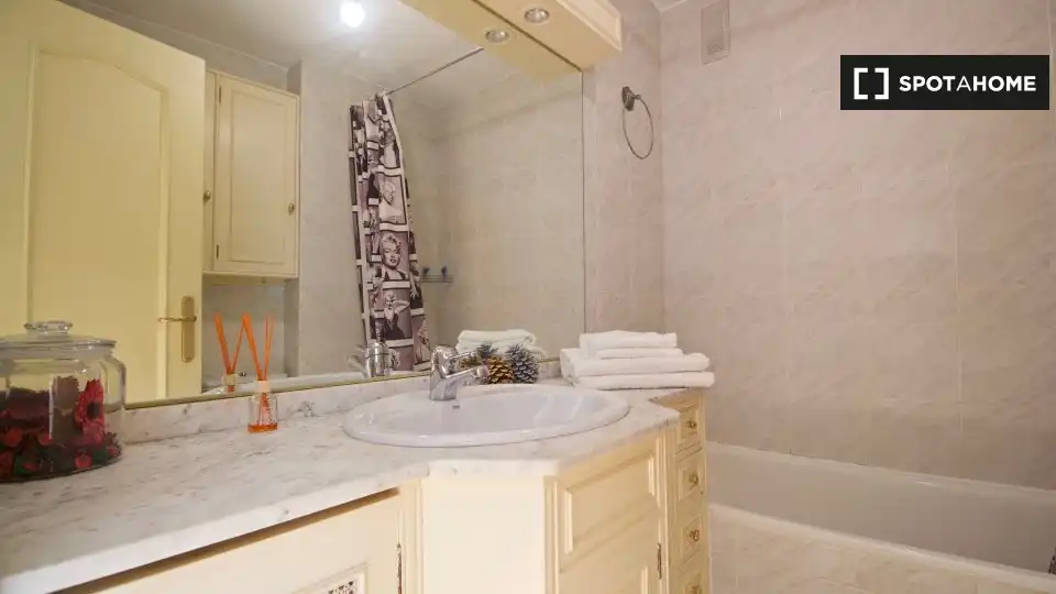 Baño de Piso de alquiler en Madrid con Aire acondicionado, Calefacción y Amueblado