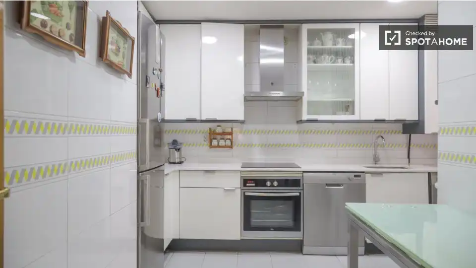 Cocina de Piso para compartir en Madrid con Aire acondicionado, Calefacción y Terraza