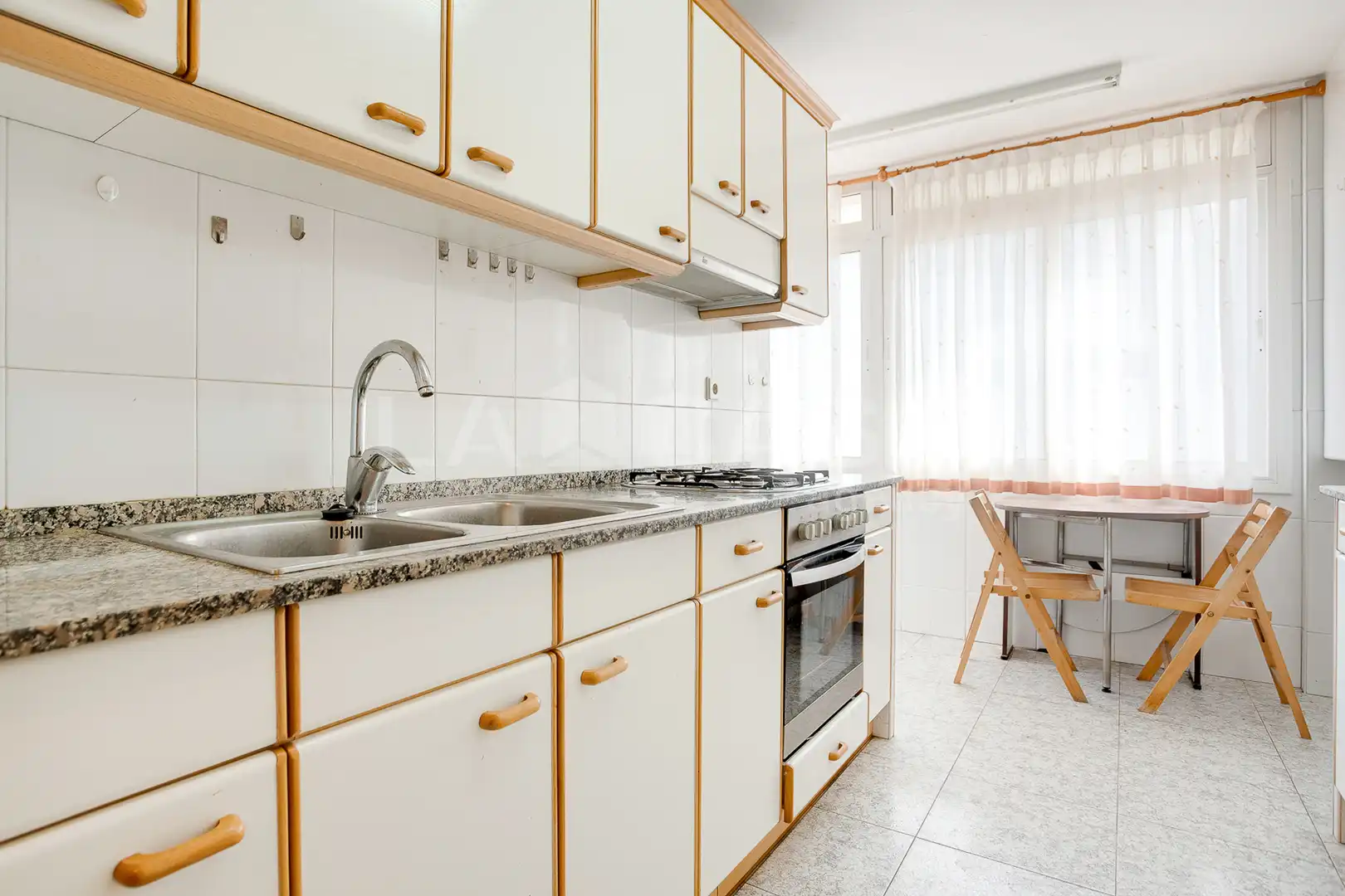Cocina de Piso en venta en Cornellà de Llobregat con Calefacción y Balcón