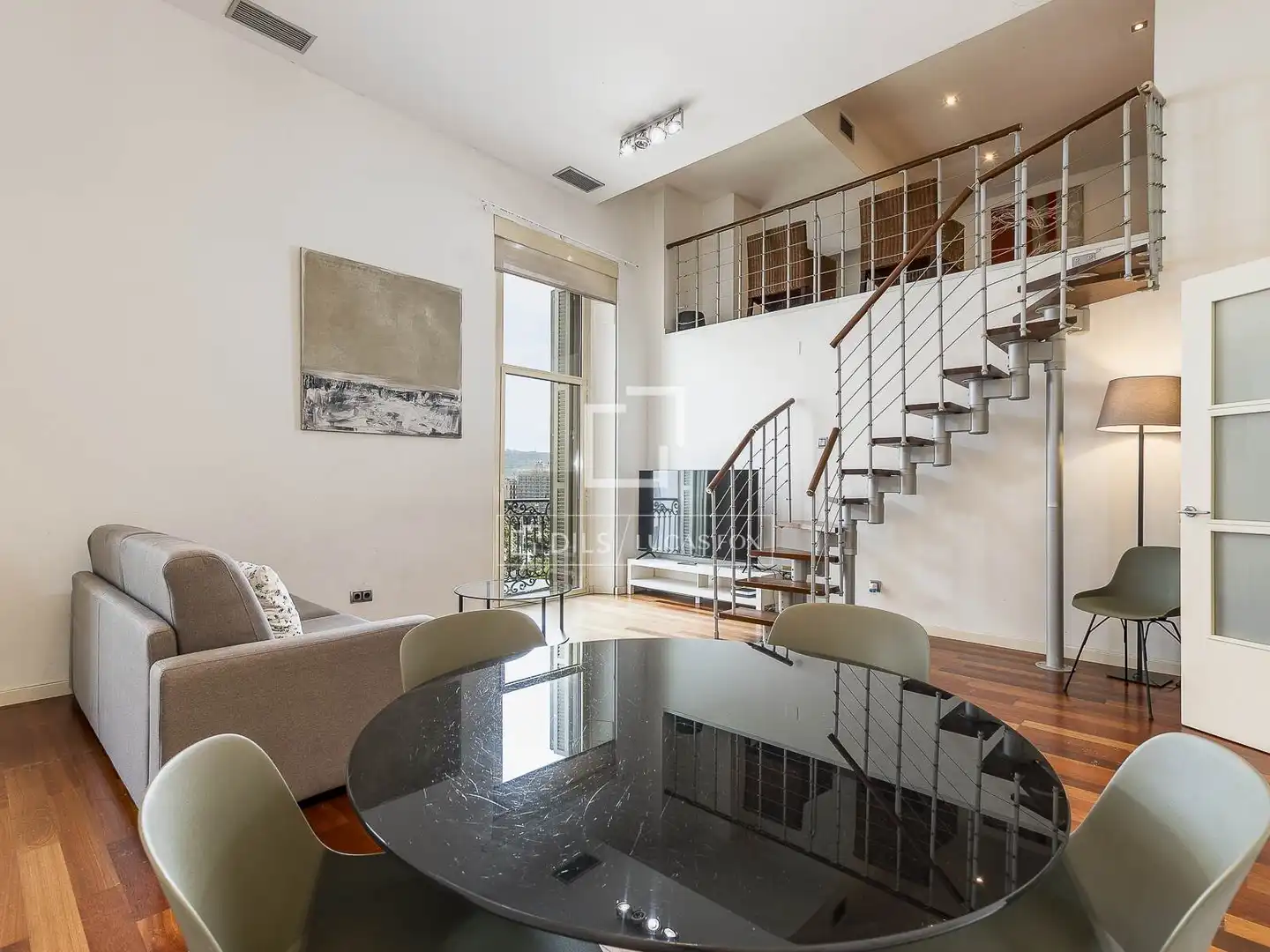 Flat with terrace for sale in Eixample