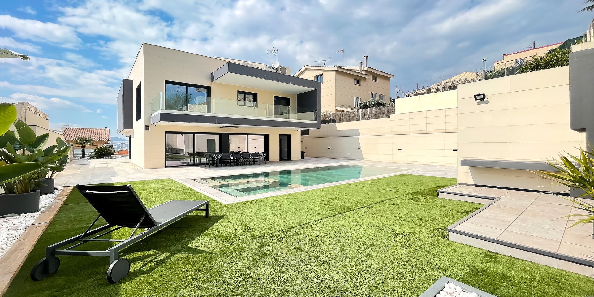 Swimming pool of House or chalet for sale in Santa Coloma de Gramenet  with Air Conditioner, Heating and Private garden