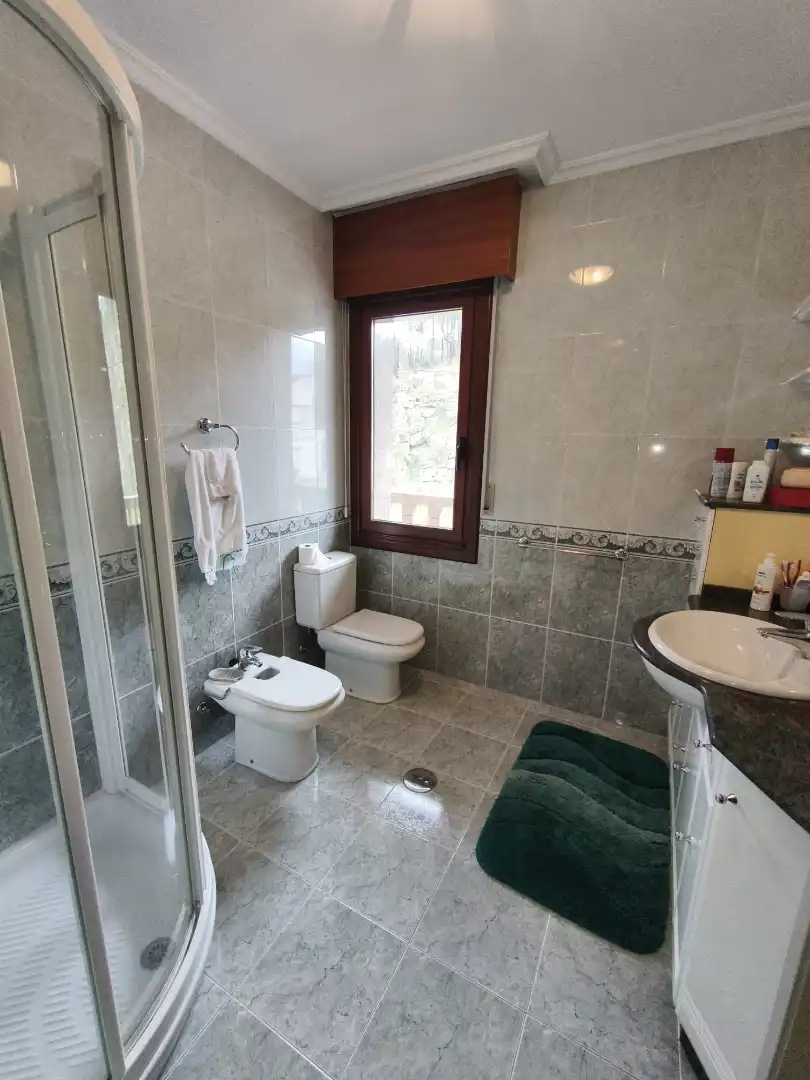 Bathroom of Houses for sale in Ourense Capital   with Heating, Private garden and Parquet flooring