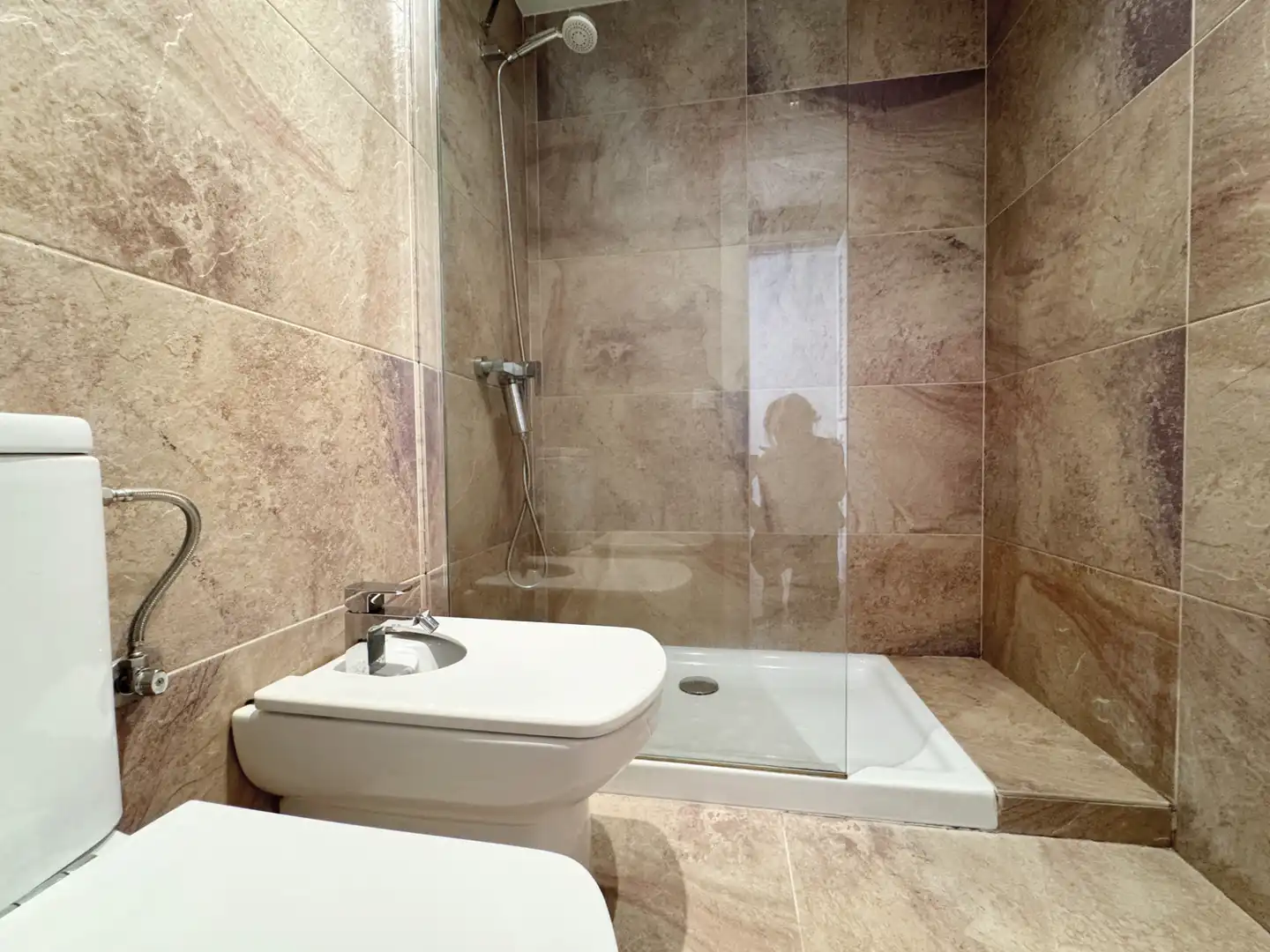 Badezimmer von Wohnungen zum Verkauf in L'Escala mit Klimaanlage, Heizung und Parkett