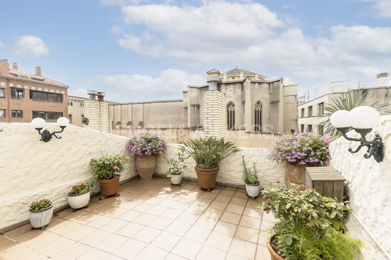 Terrasse von Einfamilien-Reihenhaus zum Verkauf in Barcelona mit Heizung, Privatgarten und Parkett