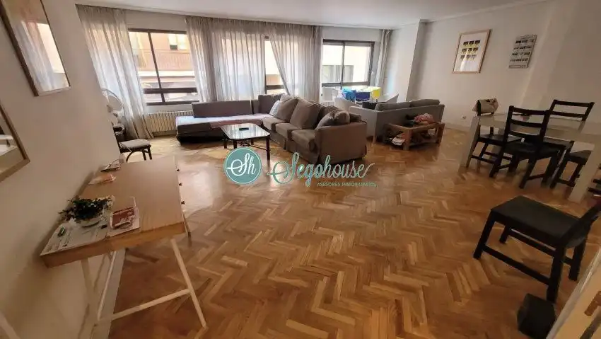 Sala d'estar de Pis en venda en Segovia amb Calefacció, Parquet i Terrassa