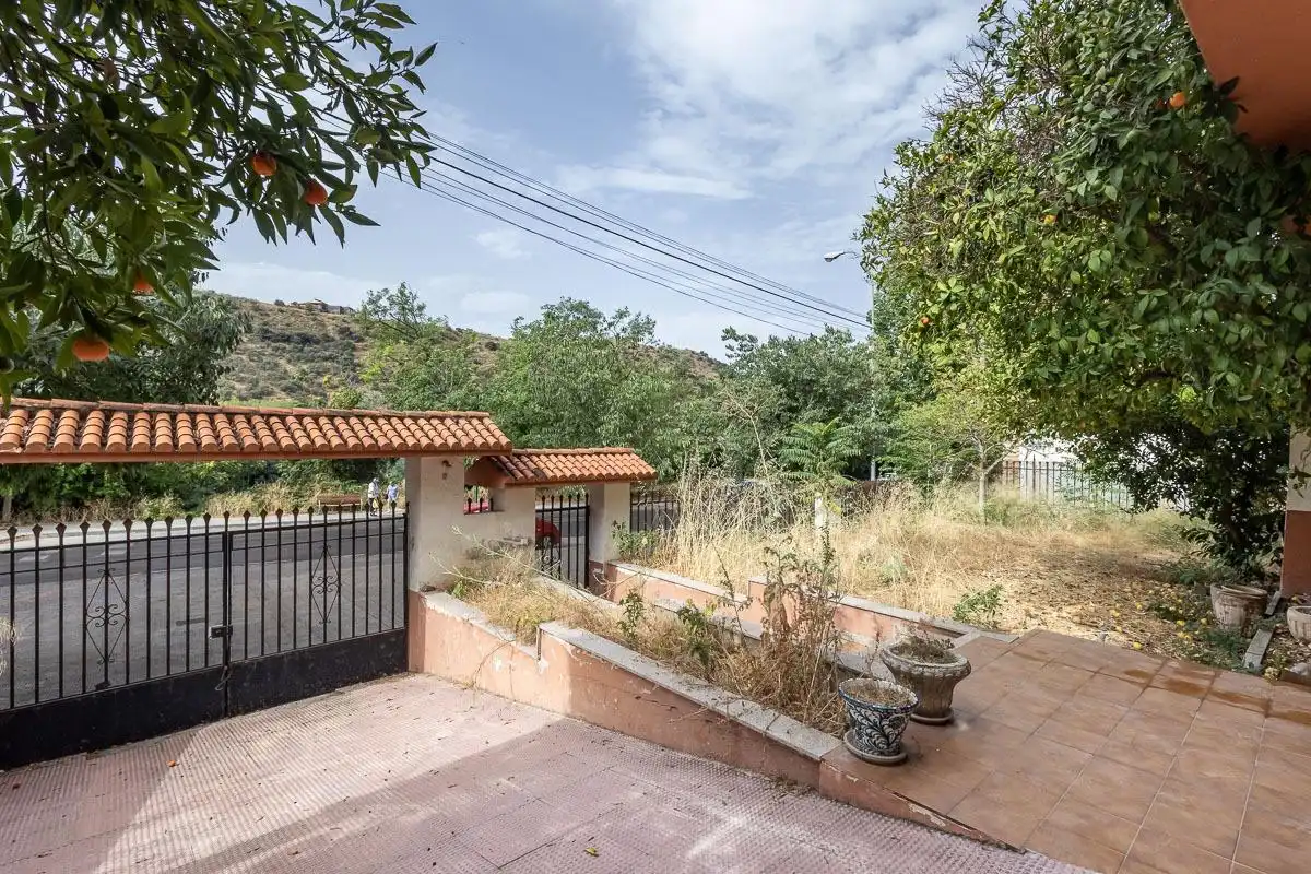 Vista exterior de Casa o xalet en venda en Granada amb Jardí privat, Terrassa i Piscina