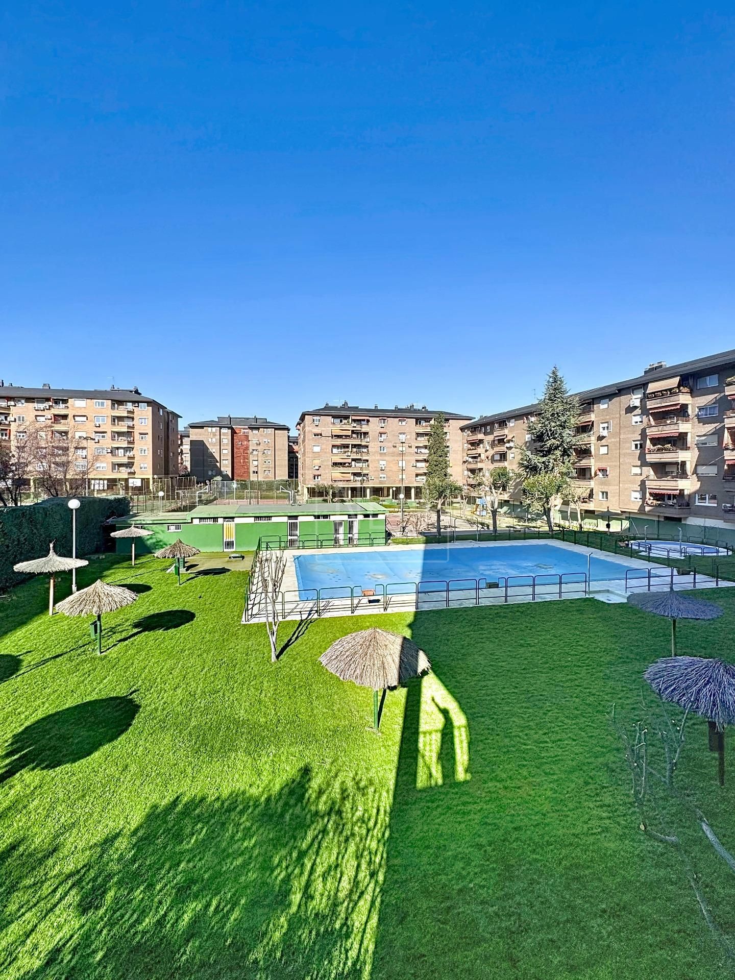 Swimming pool of Flat for sale in San Sebastián de los Reyes  with Air Conditioner, Private garden and Parquet flooring