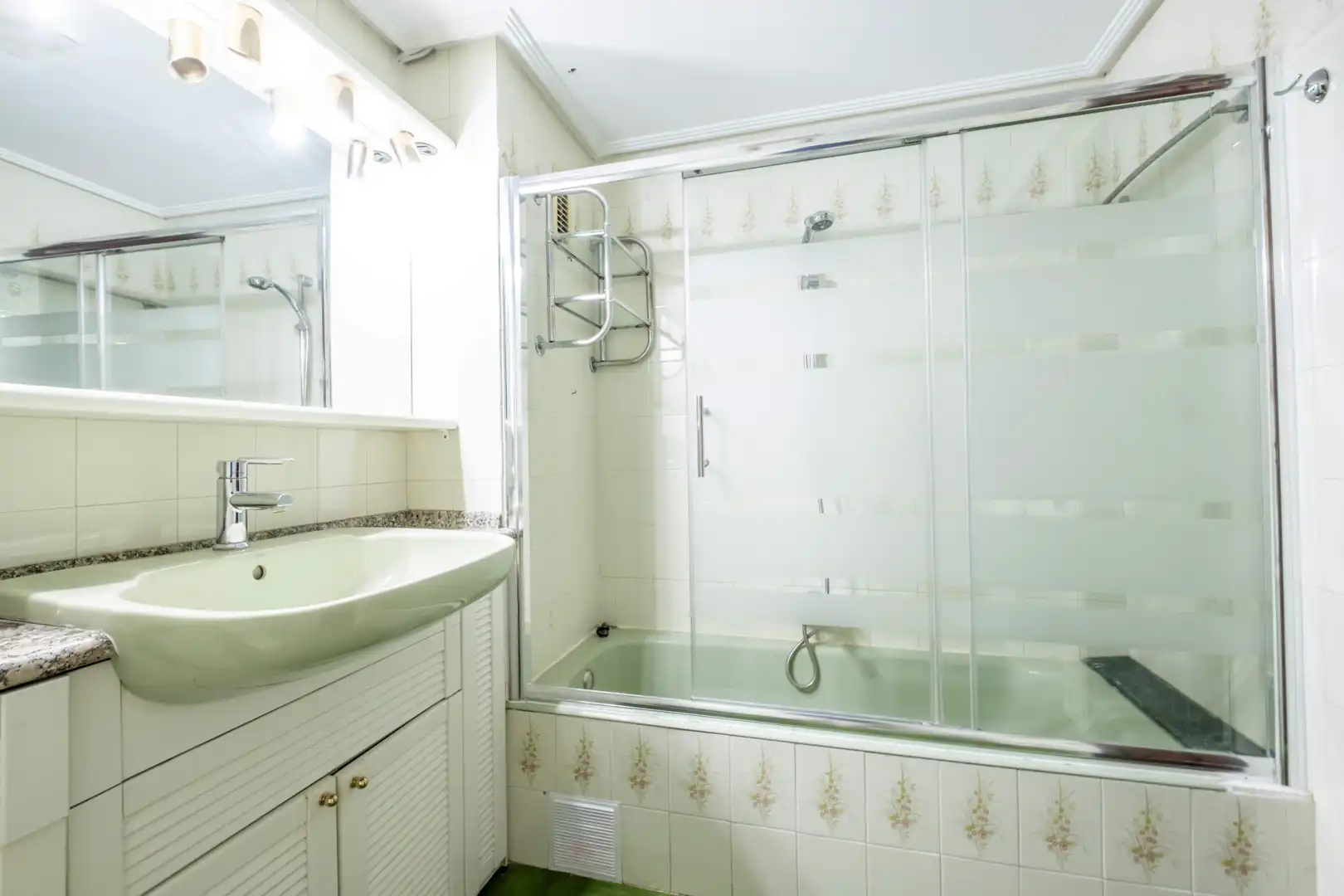 Badezimmer von Wohnung zum Verkauf in Zaragoza mit Klimaanlage, Heizung und Parkett