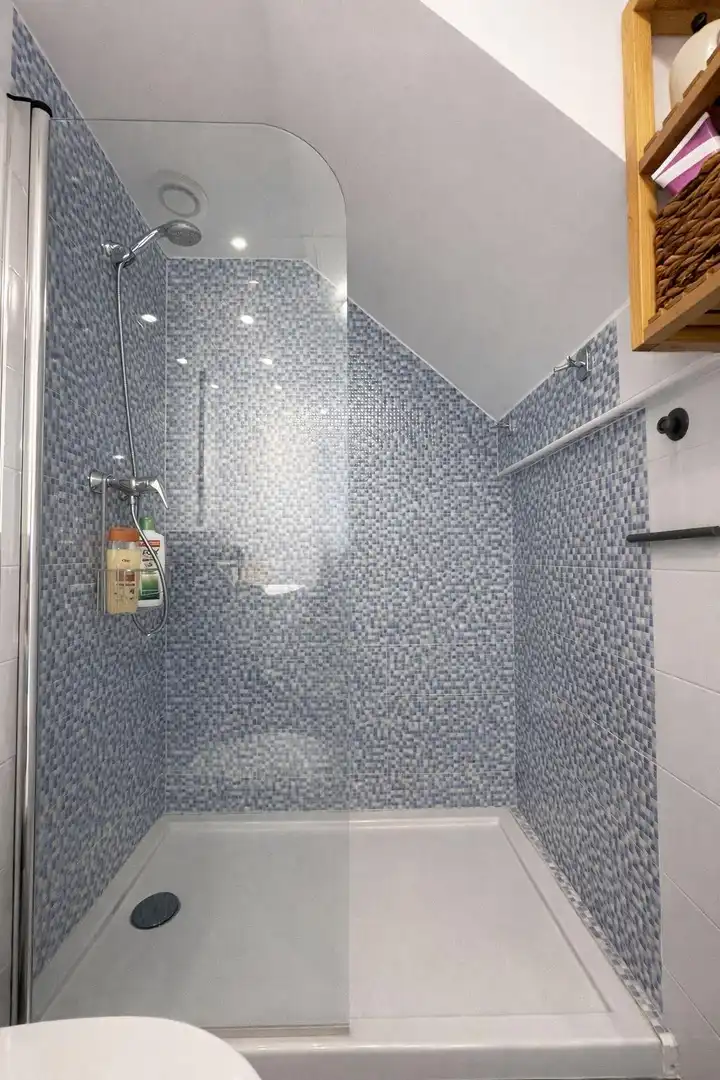 Badezimmer von Dachboden zum Verkauf in Santa Pola mit Klimaanlage, Terrasse und Balkon