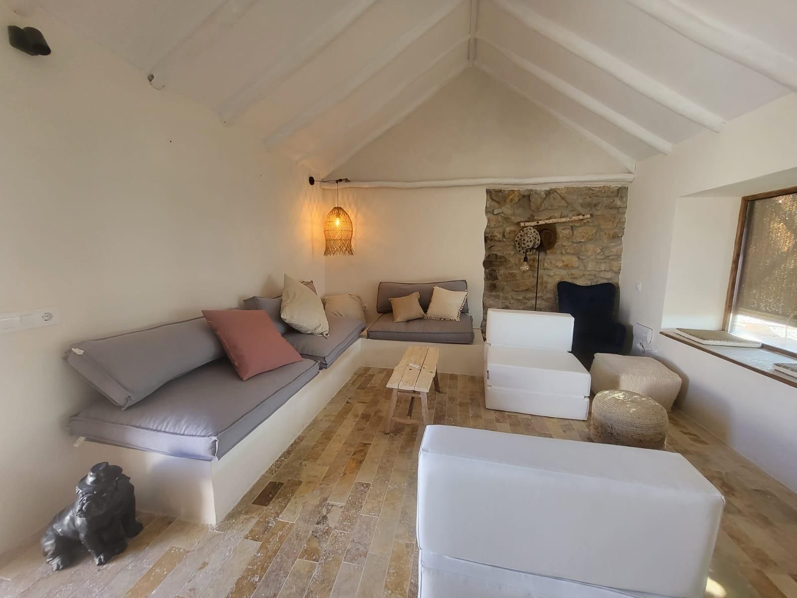 Sala d'estar de Casa o xalet en venda en Castellar de la Frontera amb Parquet i Piscina