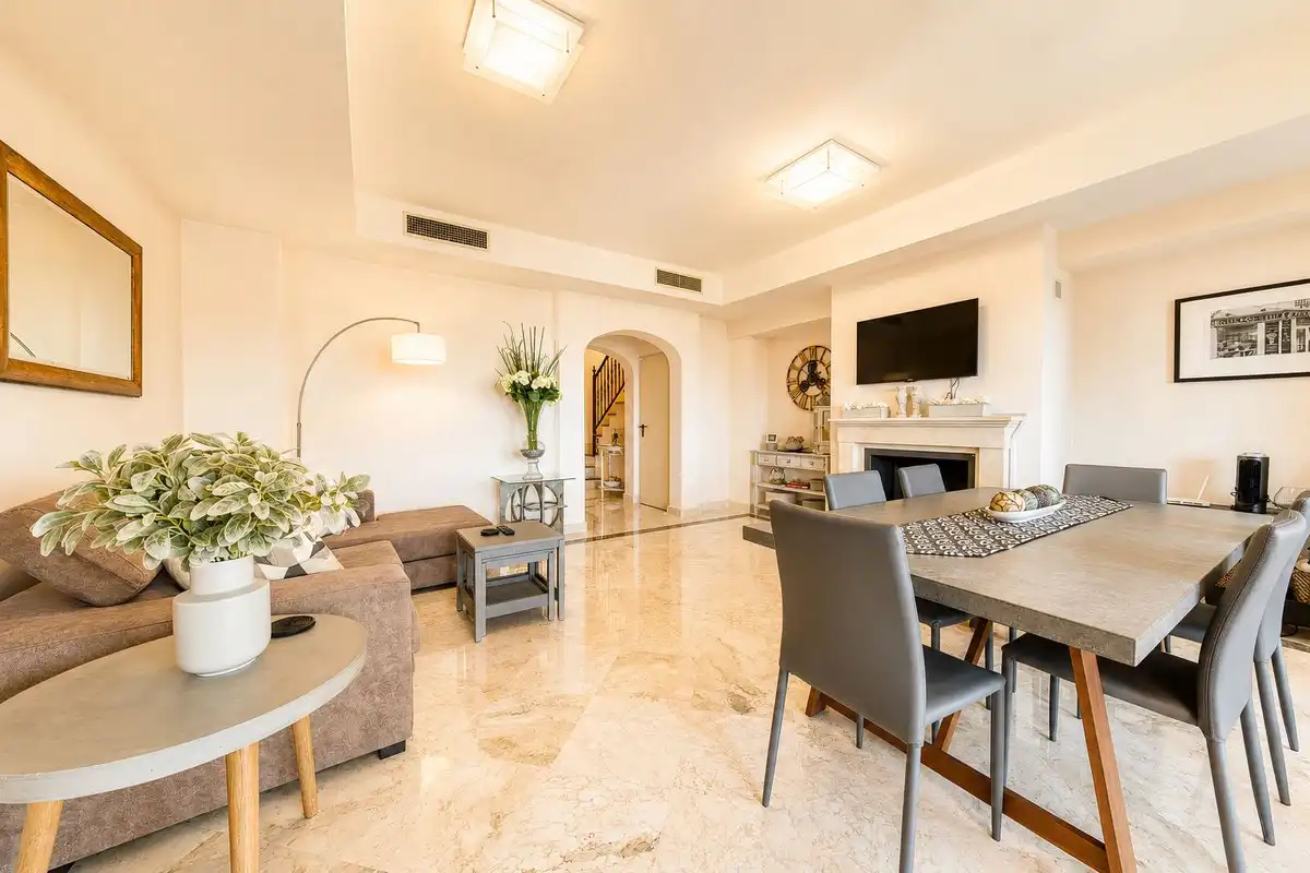 Sala de estar de Casa adosada en venta en Estepona con Aire acondicionado, Terraza y Alarma