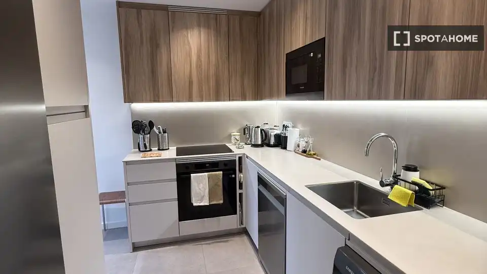 Cuina de Apartament per a compartir en Madrid amb Aire condicionat, Calefacció i Terrassa