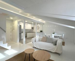 Sala d'estar de Àtic de lloguer en  Madrid Capital amb Aire condicionat, Calefacció i Moblat
