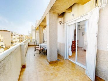 Ático con ascensor en venta en Calle Caballero de Rodas 140