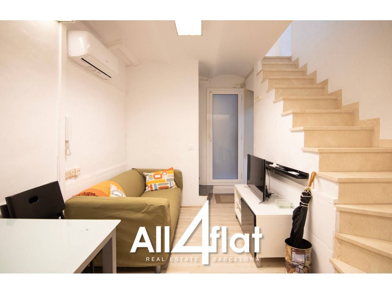 Sala d'estar de Dúplex de lloguer en  Barcelona Capital amb Aire condicionat, Parquet i Moblat