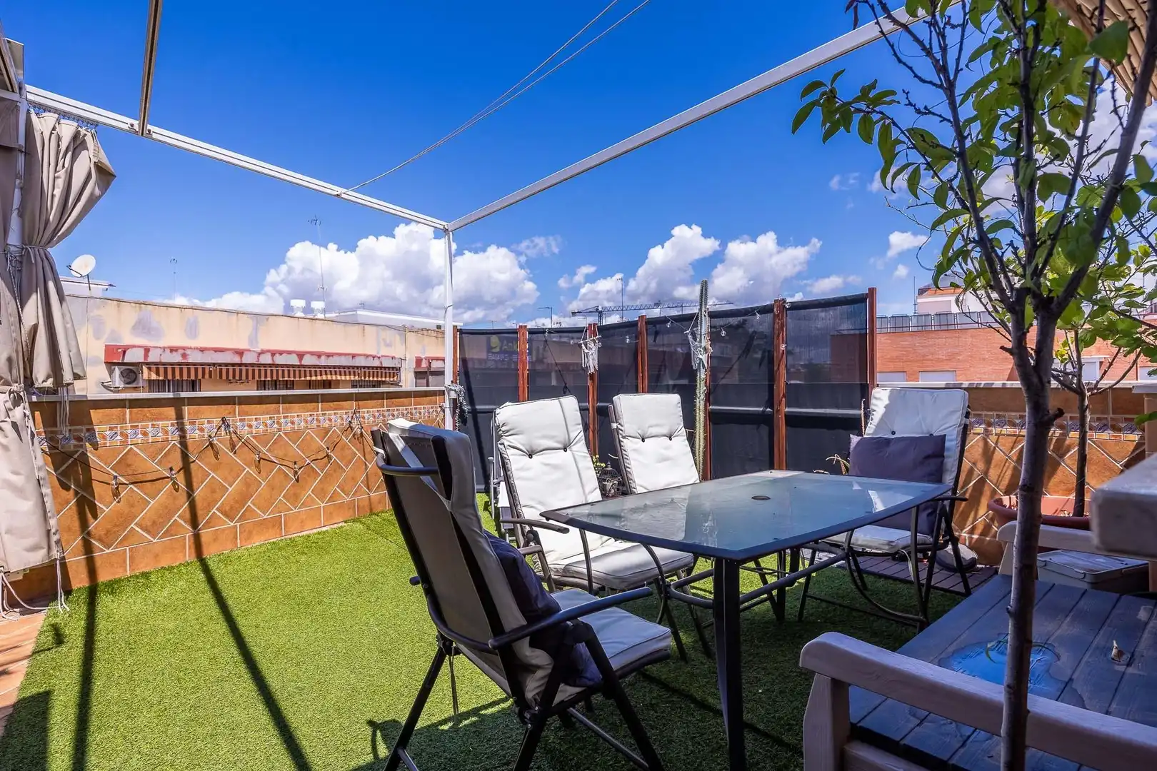 Terrasse von Einfamilien-Reihenhaus zum Verkauf in Sevilla mit Klimaanlage und Abstellraum