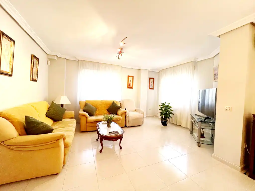 Sala d'estar de Casa o xalet en venda en Alcalá de Henares amb Aire condicionat, Calefacció i Jardí privat