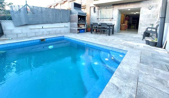 Casa adosada en Venta en Abrera