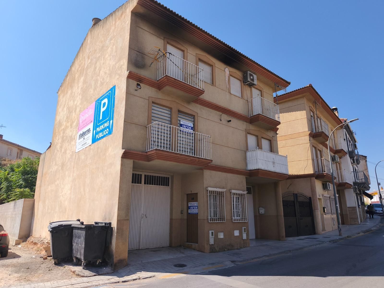 Vista exterior de Casa adosada en venda en Iznalloz amb Balcó