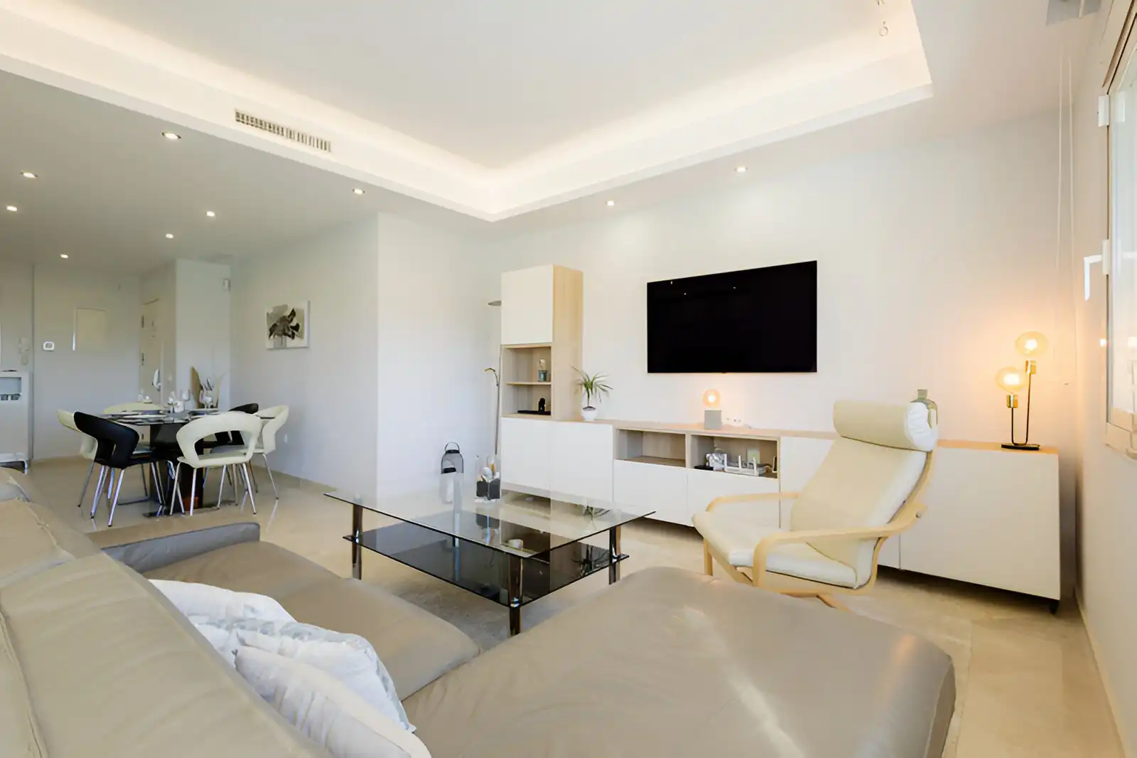 Wohnzimmer von Erdgeschoss zum Verkauf in Marbella mit Klimaanlage, Privatgarten und Terrasse
