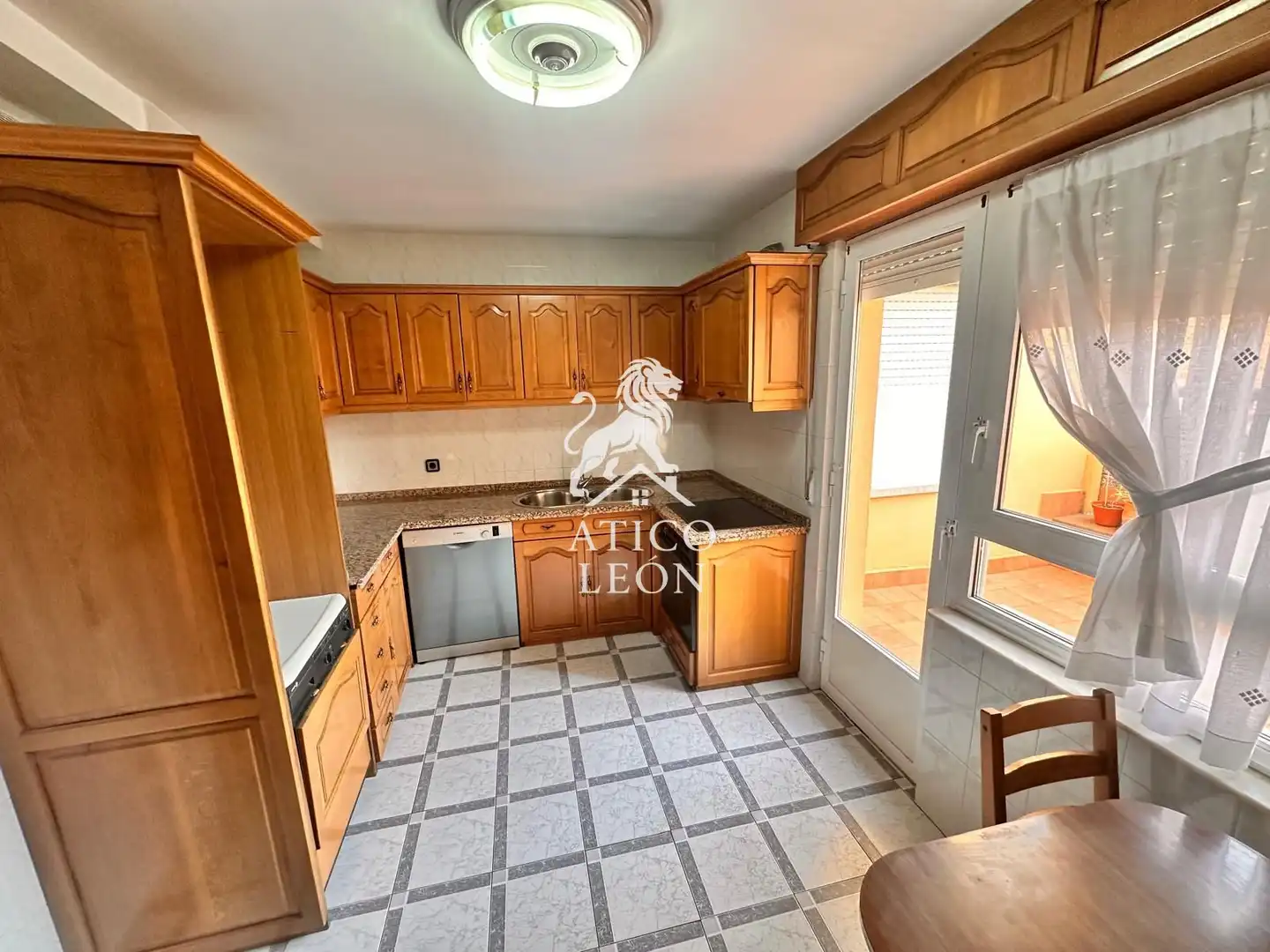 Cocina de Casa o chalet en venta en León Capital  con Calefacción, Terraza y Trastero