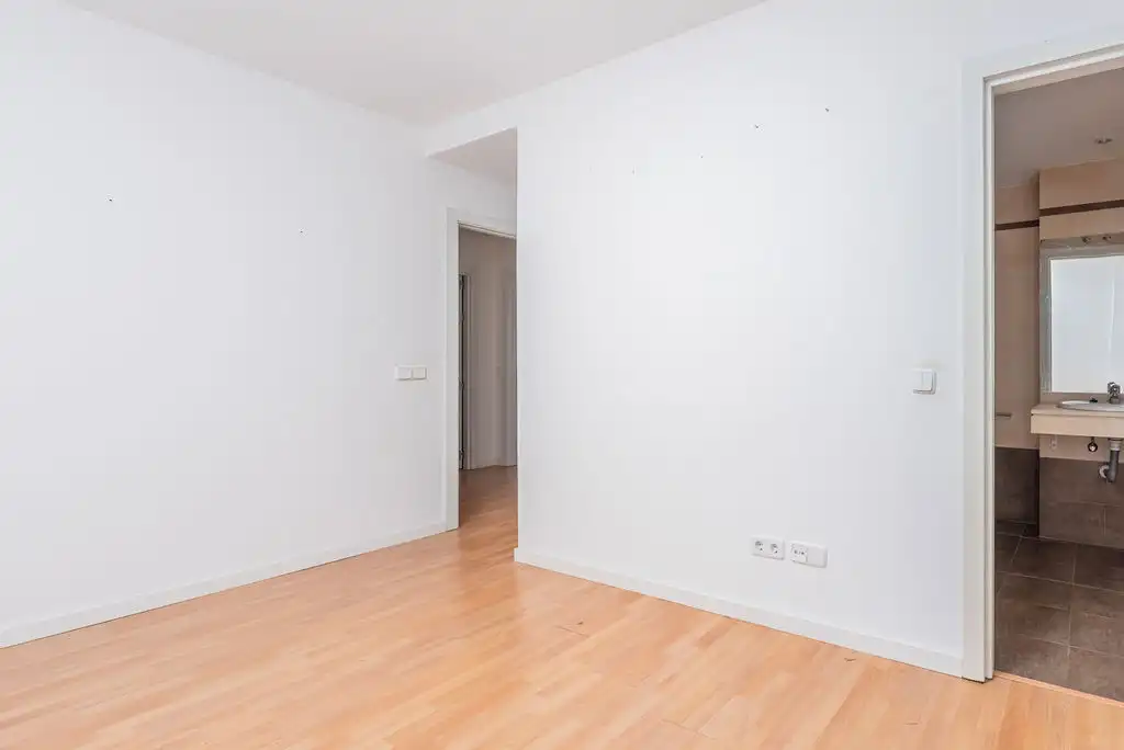Flat for sale in C/ Plaza de la Estación - Res , Jardín de los Reyes - Parque Real