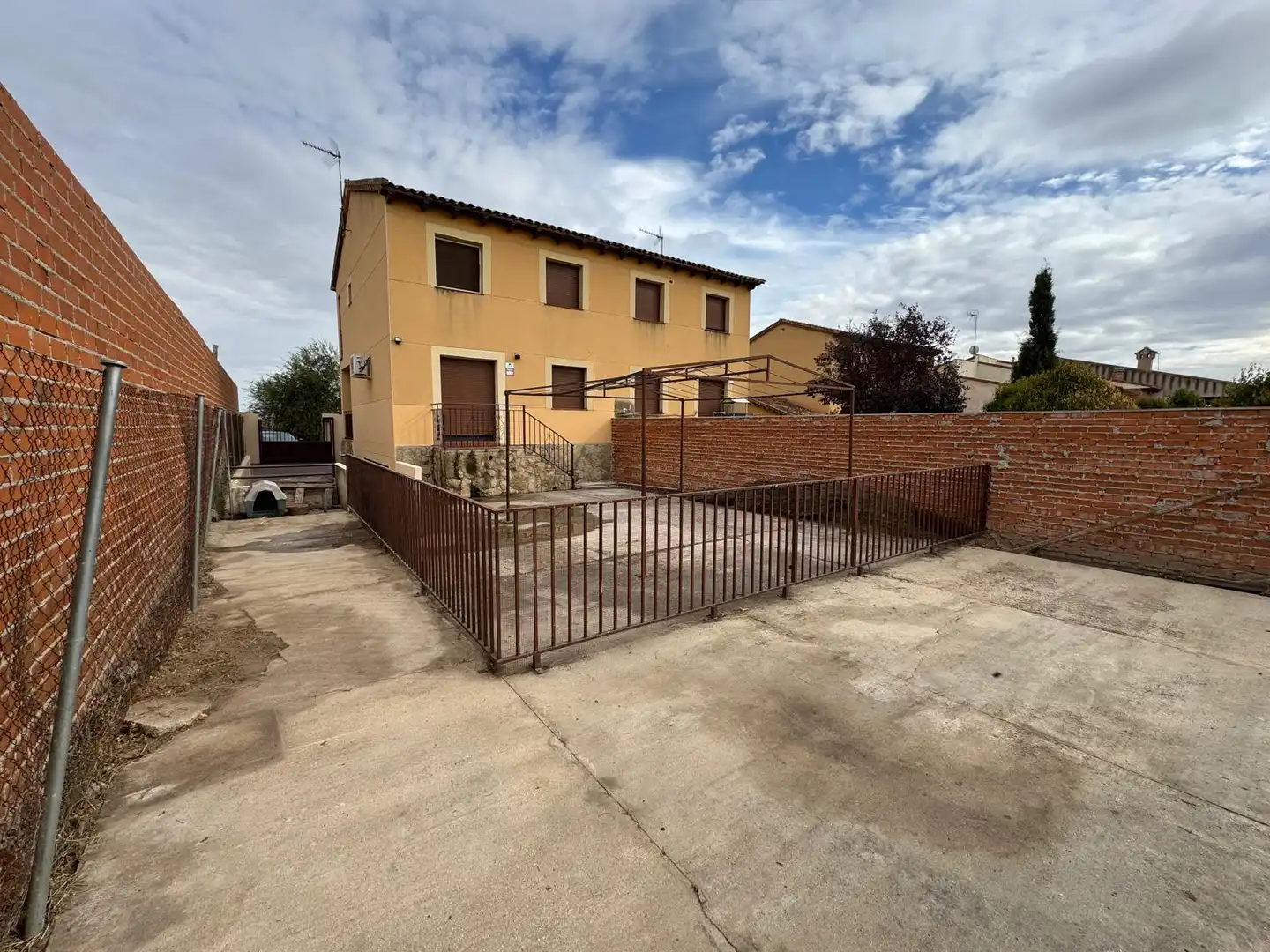 Vista exterior de Casa adosada en venda en Cobeja amb Aire condicionat, Calefacció i Balcó
