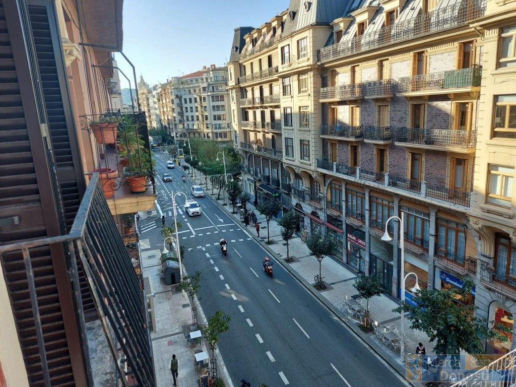 Vista exterior de Pis en venda en Donostia - San Sebastián  amb Balcó