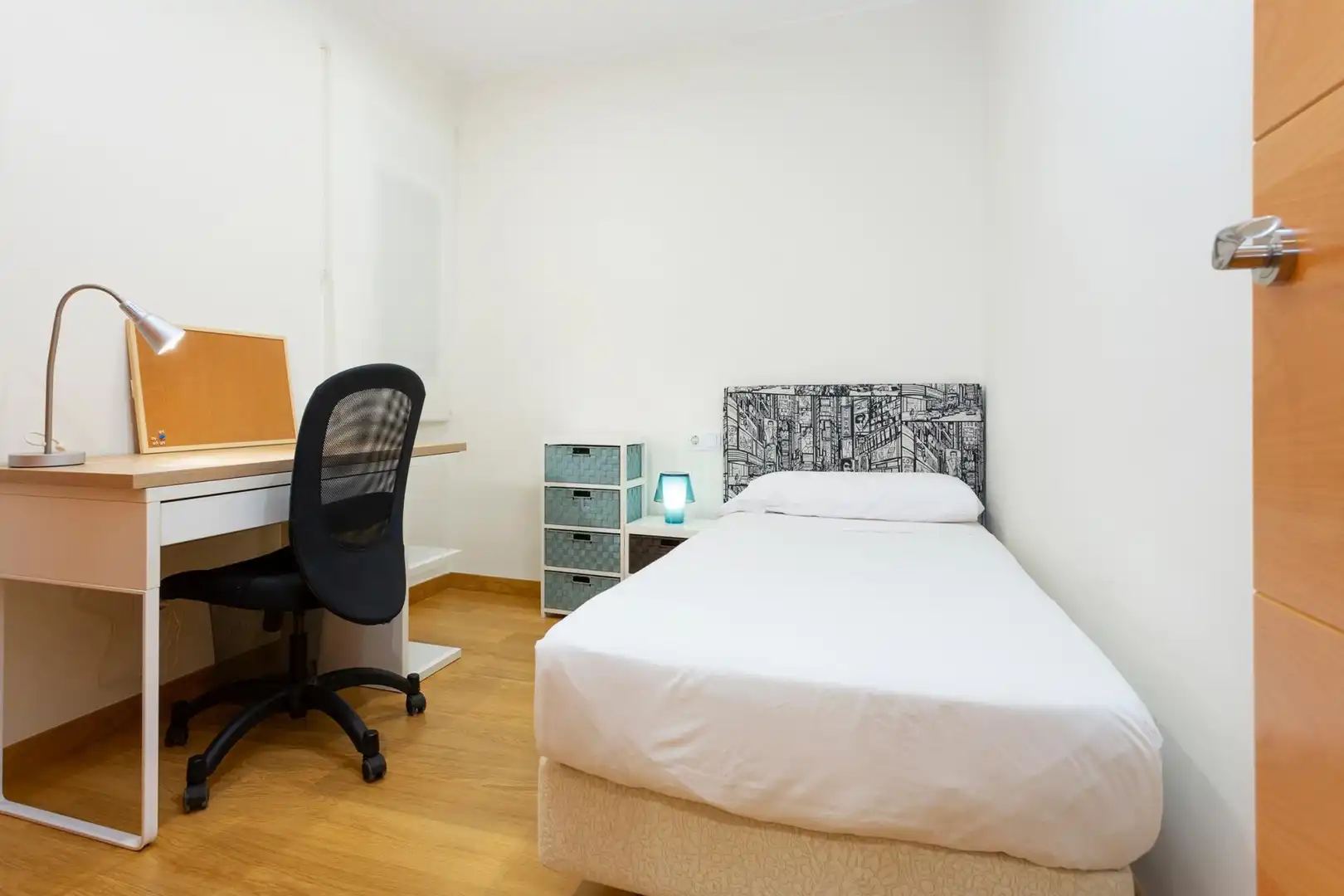 Bedroom of Flat for sale in Barcelona  with Air Conditioner, Heating and Parquet flooring