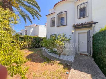 Adossat amb piscina en venda a Calle Oliba