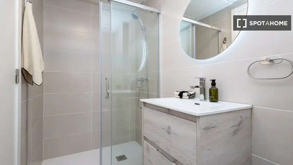 Bathroom of Flat for rent in Valencia  with Air Conditioner, Heating and Furnished