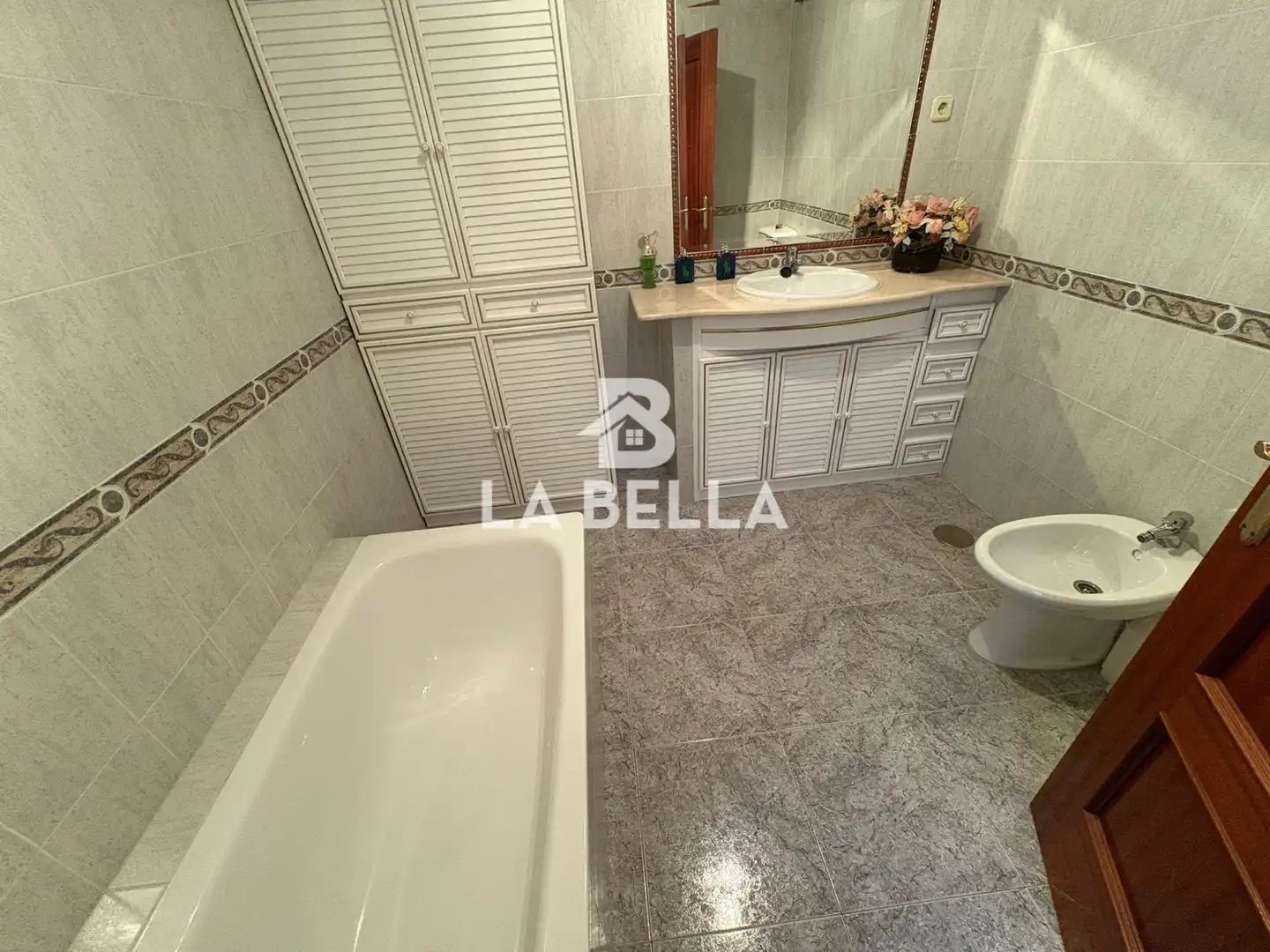 Bany de Casa o xalet en venda en Sevilla amb Aire condicionat, Terrassa i Moblat