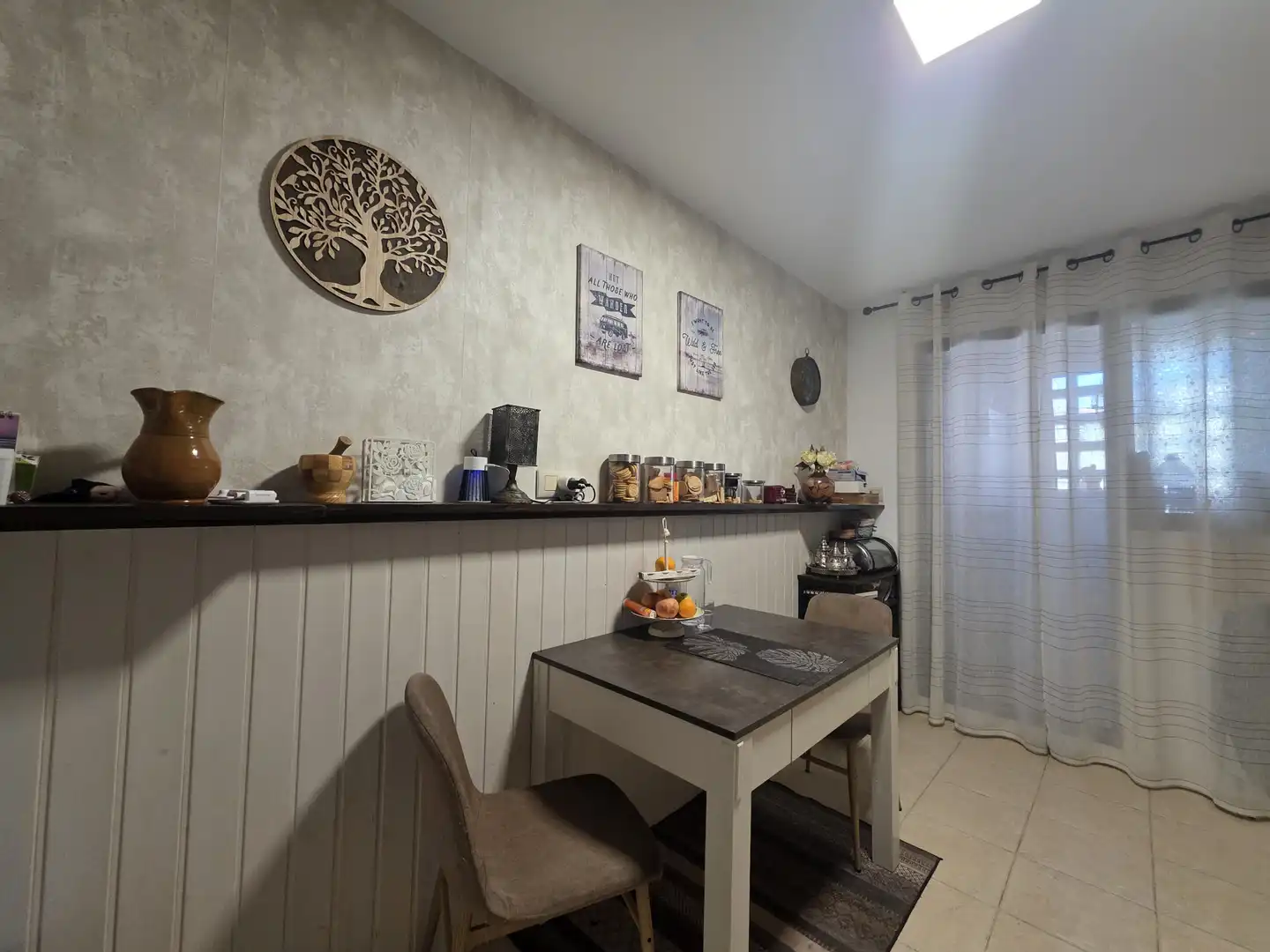 Küche von Erdgeschoss zum Verkauf in La Alcaidesa mit Klimaanlage, Privatgarten und Terrasse
