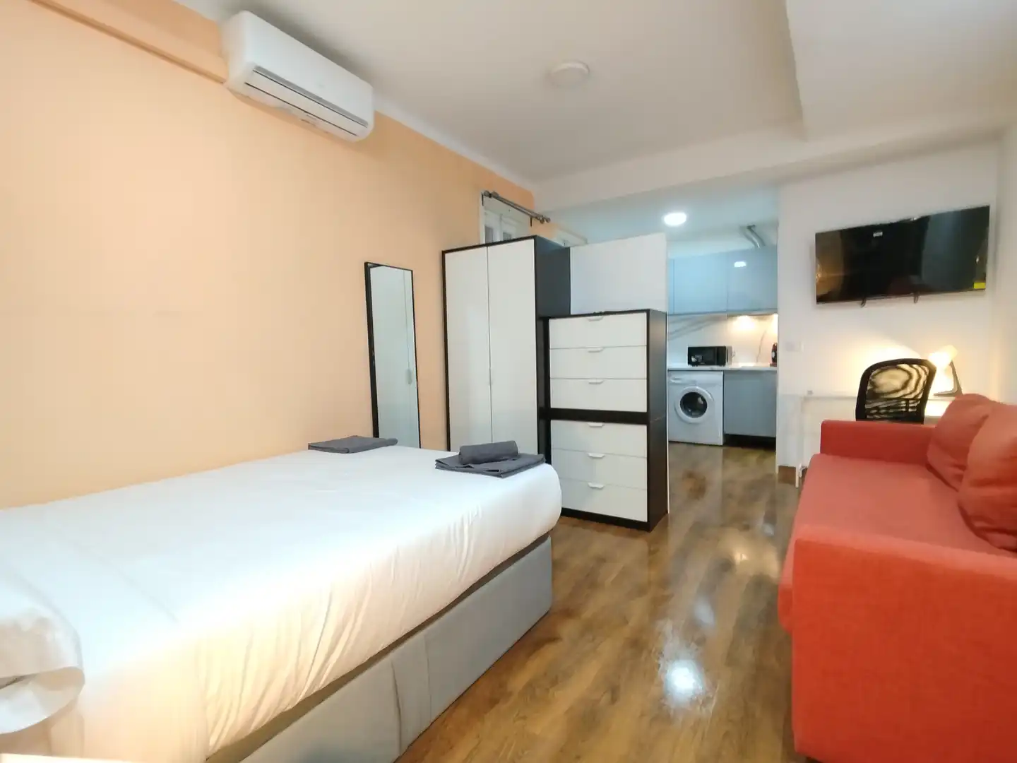 Bedroom of Flat for share in Madrid  with Air Conditioner, Heating and Furnished
