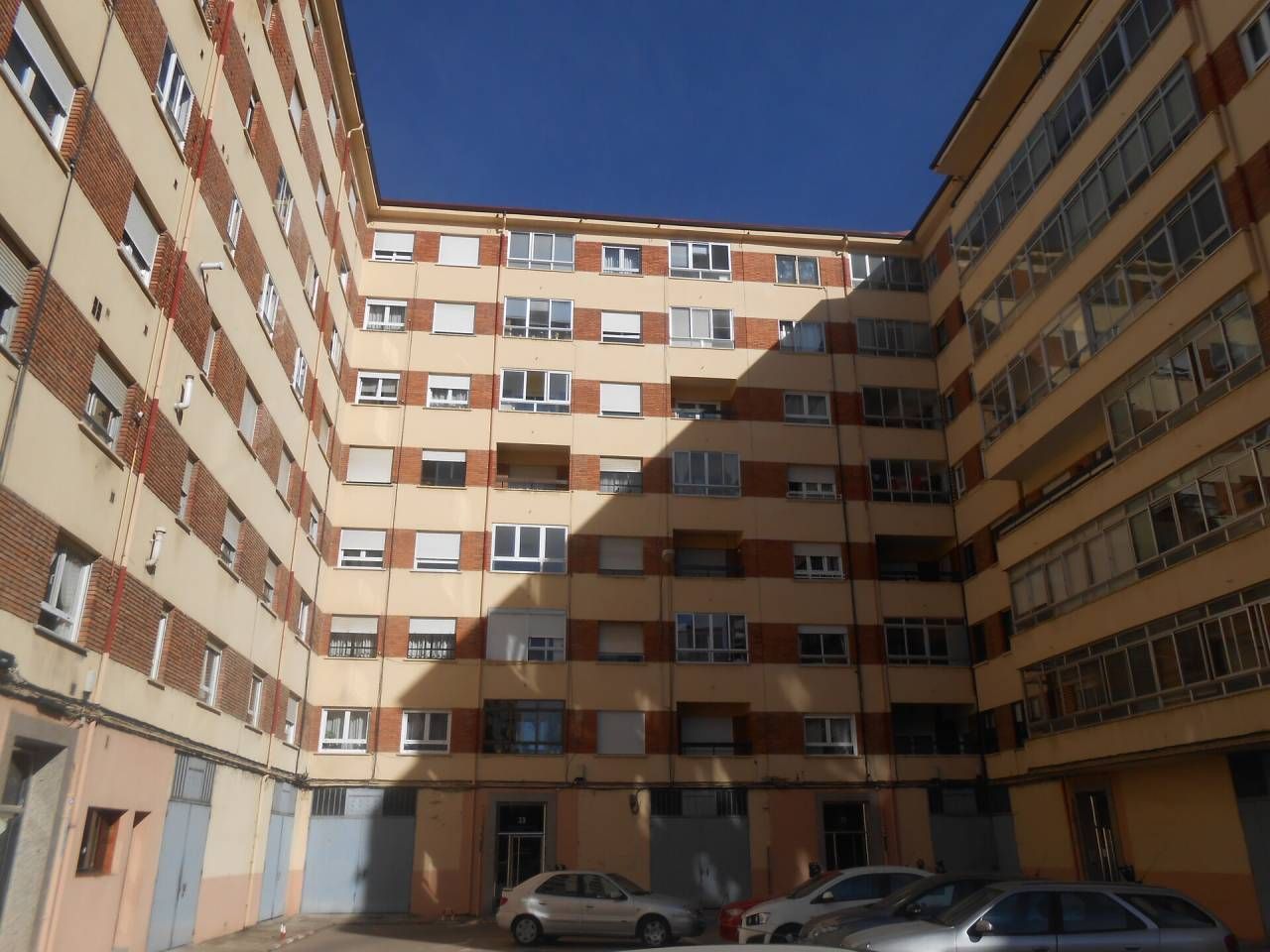 Vista exterior de Piso en venta en León Capital  con Terraza