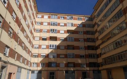 Vista exterior de Pis en venda en León Capital  amb Terrassa