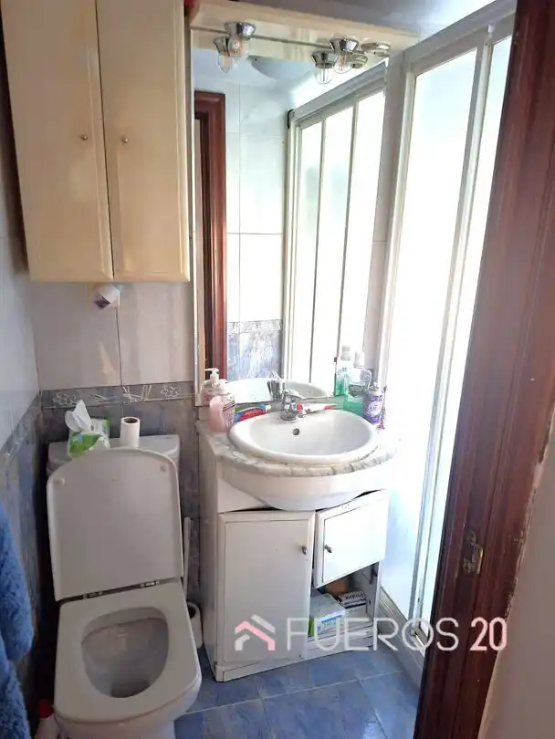 Baño de Apartamento en venta en Barakaldo  con Calefacción, Trastero y Amueblado