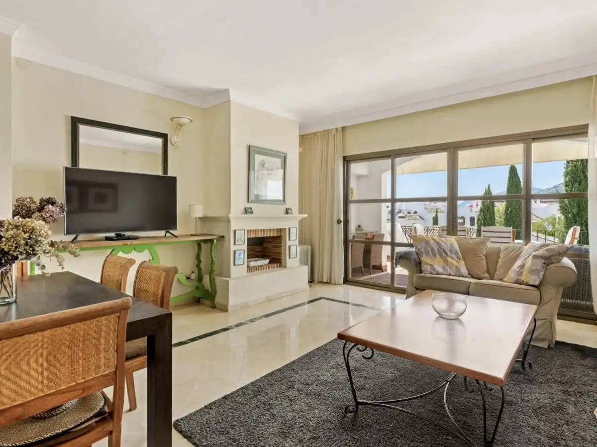 Sala de estar de Casa adosada en venta en Benahavís con Terraza y Piscina comunitaria