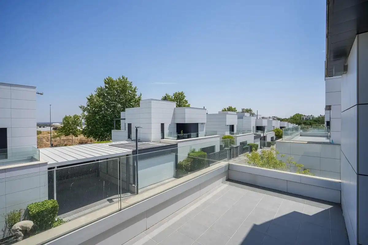 Terrassa de Casa o xalet en venda en Las Rozas de Madrid amb Aire condicionat, Calefacció i Jardí privat