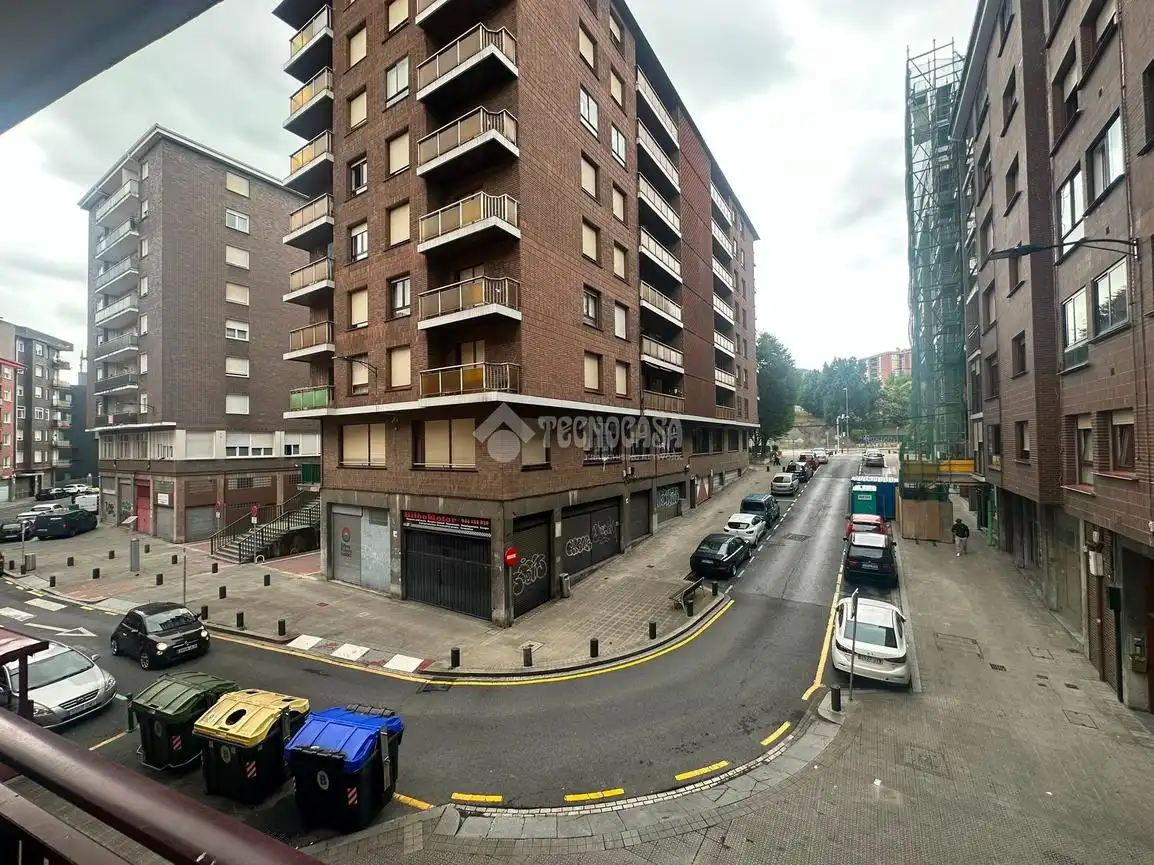 Vista exterior de Dúplex en venda en Bilbao  amb Calefacció i Moblat