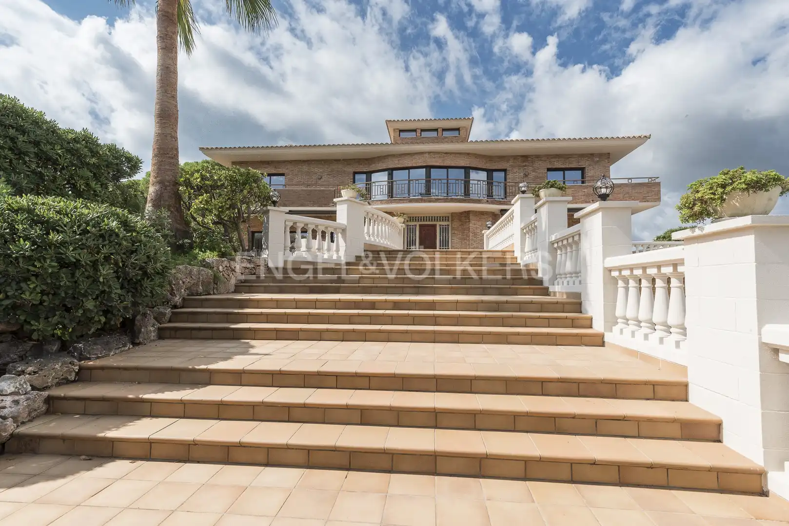 Vista exterior de Casa o xalet en venda en Vilanova i la Geltrú amb Aire condicionat, Calefacció i Jardí privat