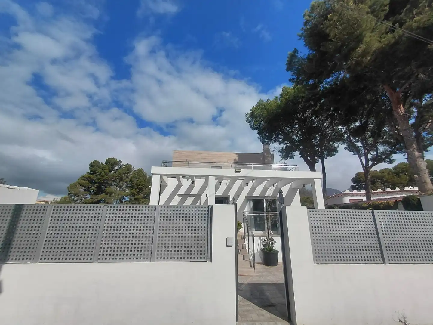 Vista exterior de Casa o xalet en venda en La Nucia amb Aire condicionat, Jardí privat i Traster