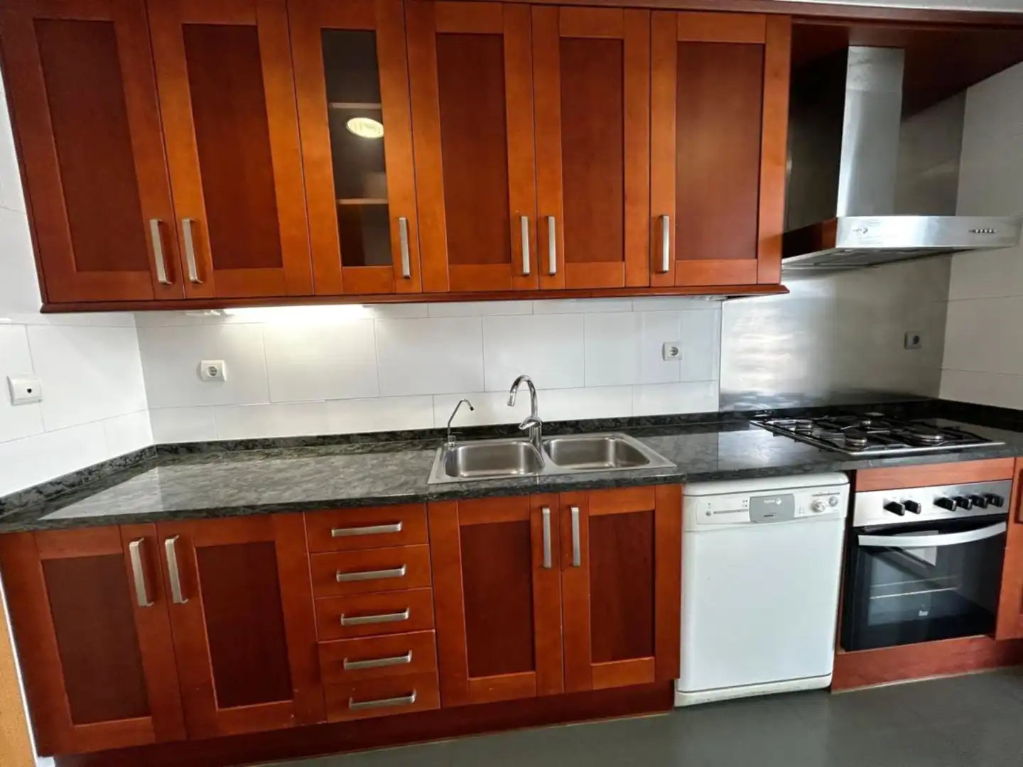 Küche von Wohnung zum Verkauf in Sitges mit Klimaanlage, Heizung und Terrasse