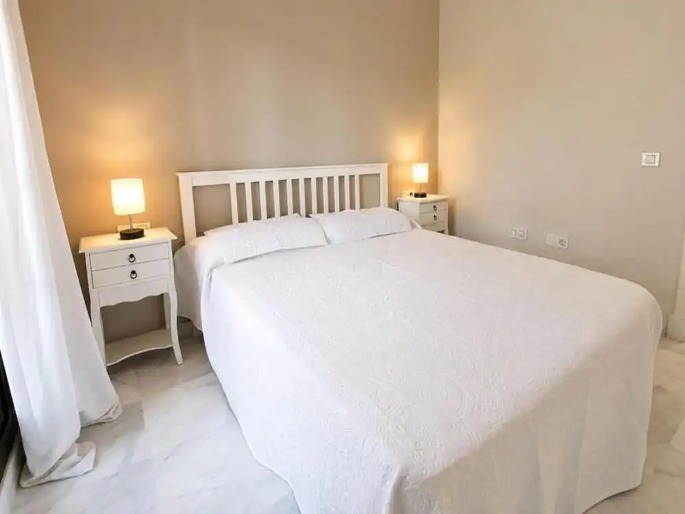 Dormitori de Apartament de lloguer en Estepona amb Aire condicionat, Terrassa i Piscina