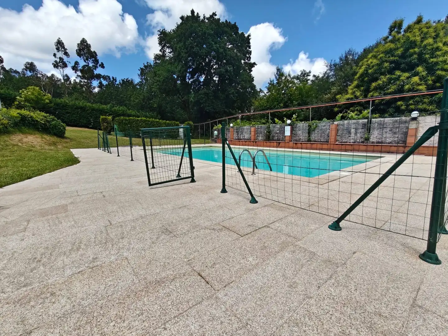 Schwimmbecken von Maisonette zum Verkauf in Ames mit Abstellraum, Möbliert und Gemeinschaftspool